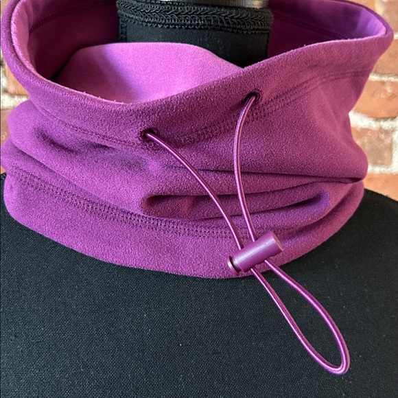 🇨🇦 Neck warmer, a shade of magenta - Picture 2 of 2